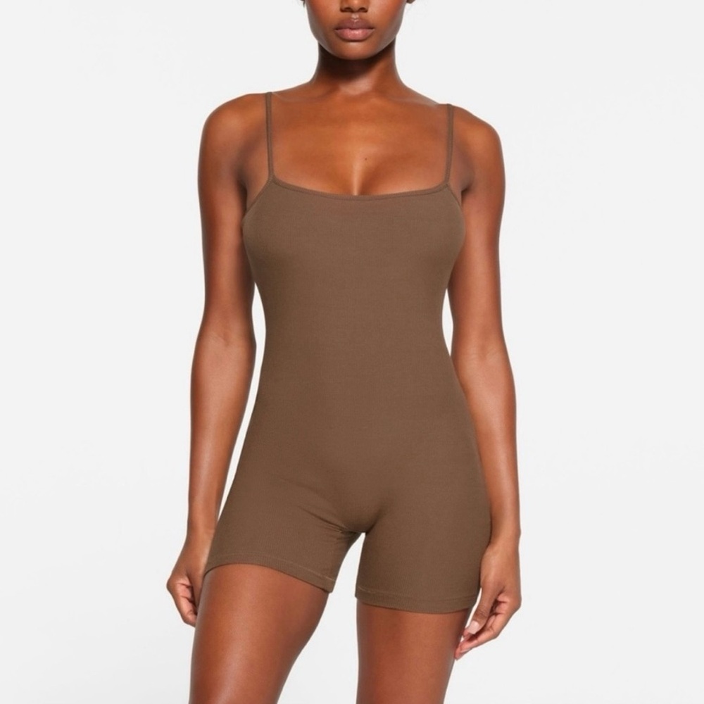 Skims Soft Lounge Scoop Onesie - Oxide